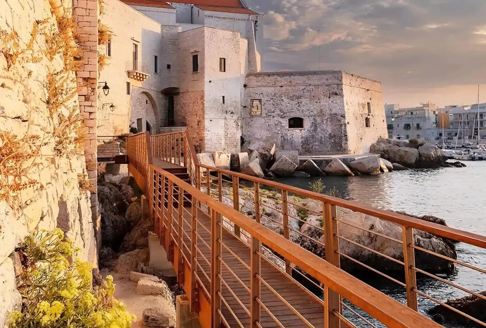 Semper Invictus Apartment - Palazzo Framarino Dei Malatesta - XIV Century Giovinazzo 0*,  Italy