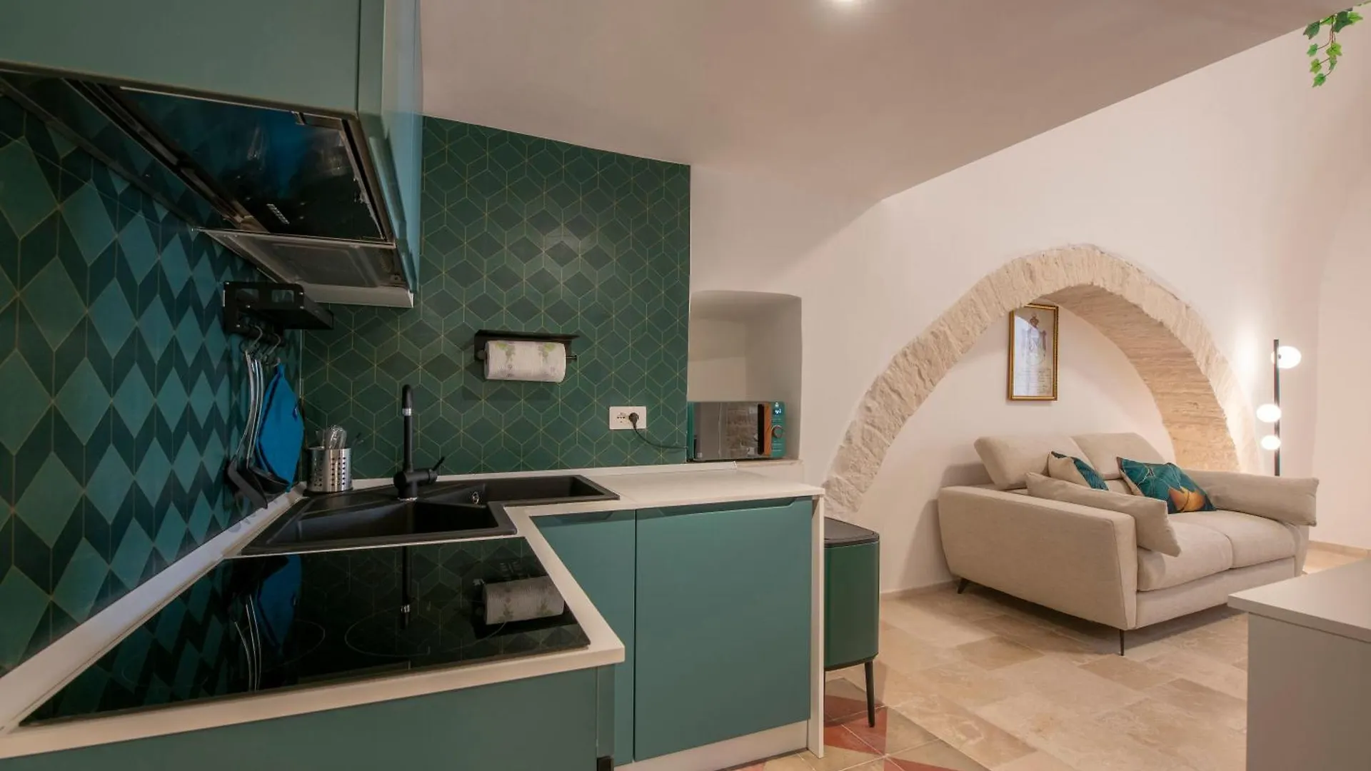 Semper Invictus Apartment - Palazzo Framarino Dei Malatesta - XIV Century Giovinazzo 0*,  Italy