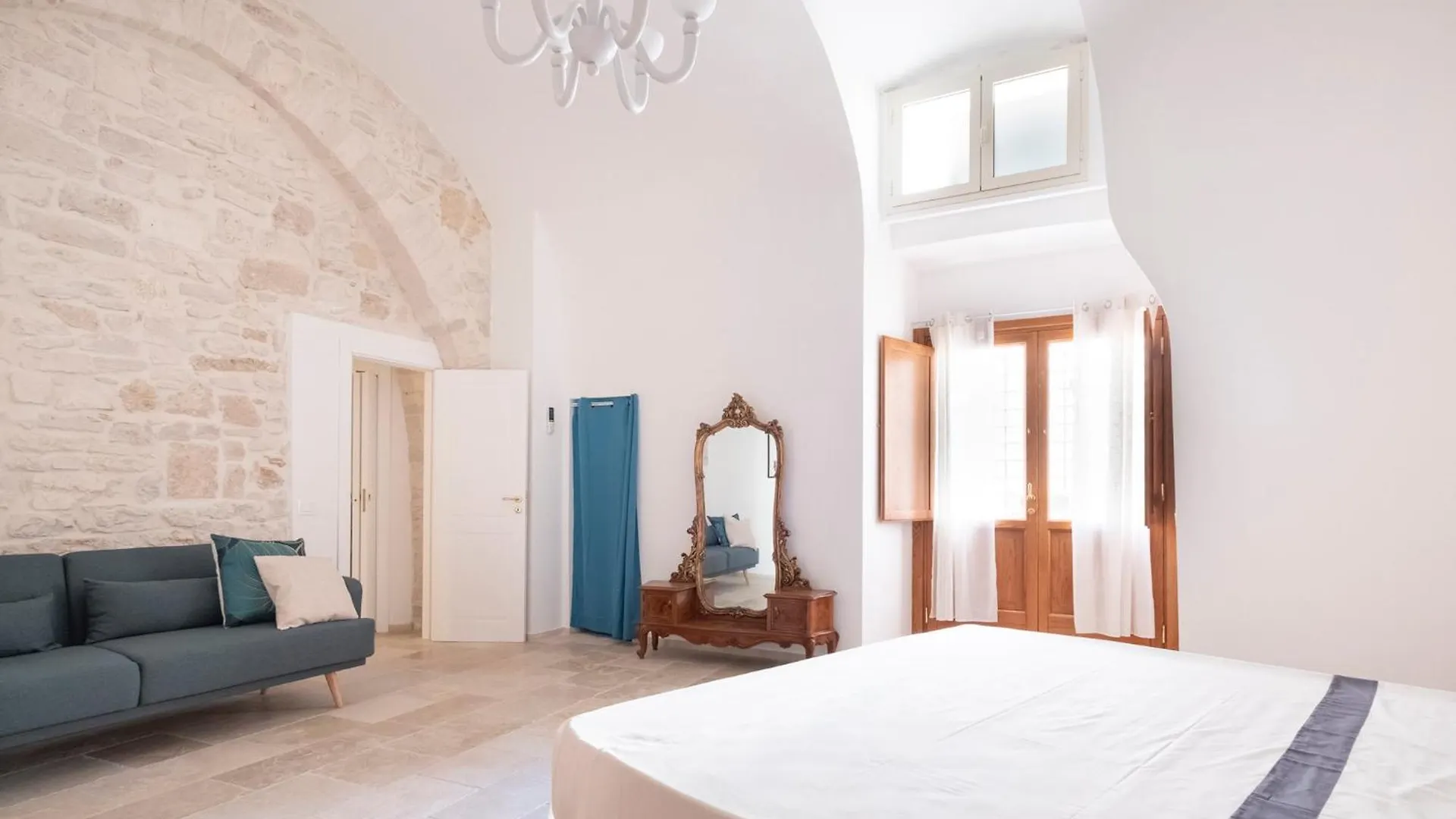 Semper Invictus Apartment - Palazzo Framarino Dei Malatesta - XIV Century Giovinazzo 0*,
