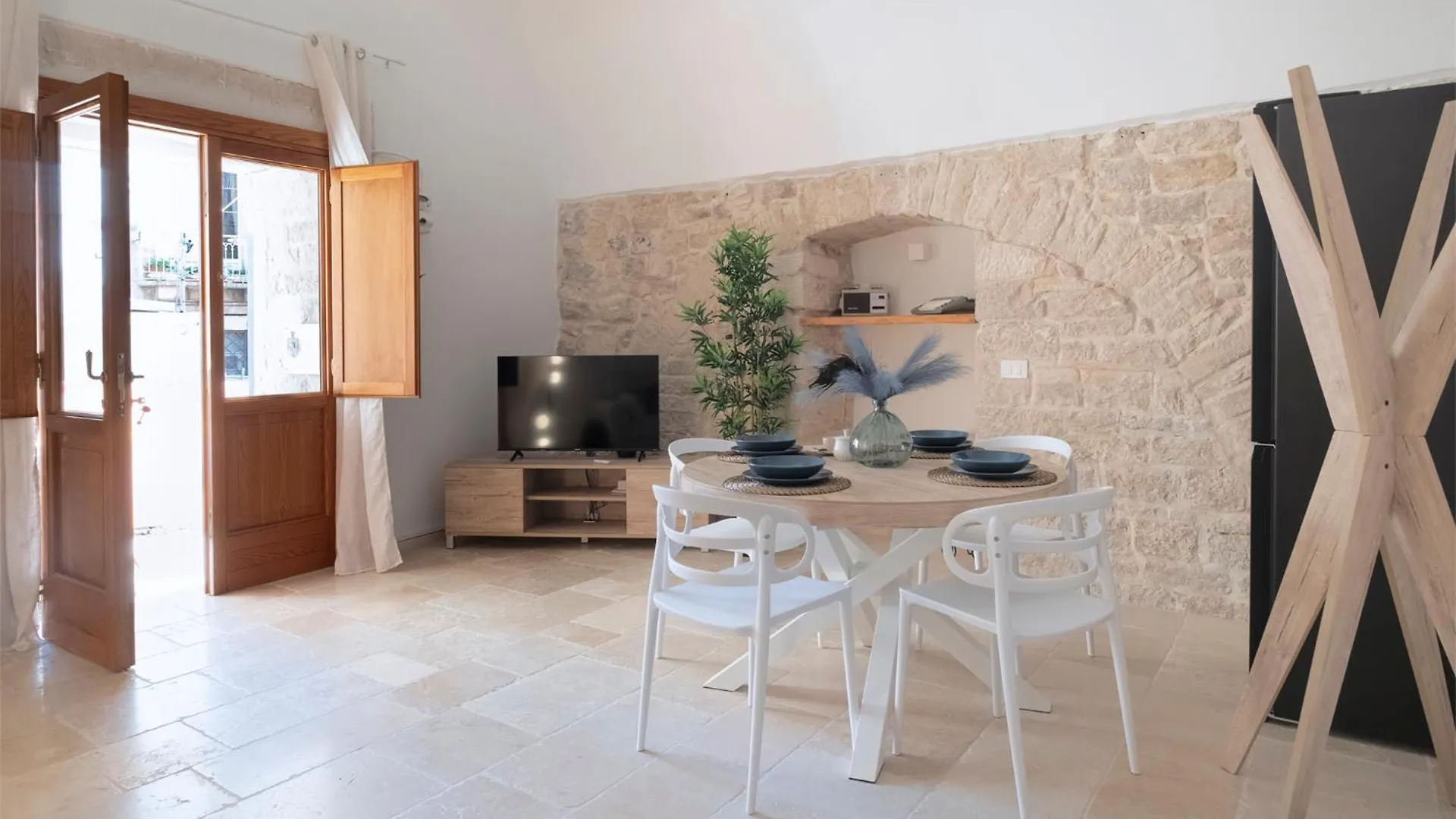 Semper Invictus Apartment - Palazzo Framarino Dei Malatesta - XIV Century Giovinazzo 0*,  Italy