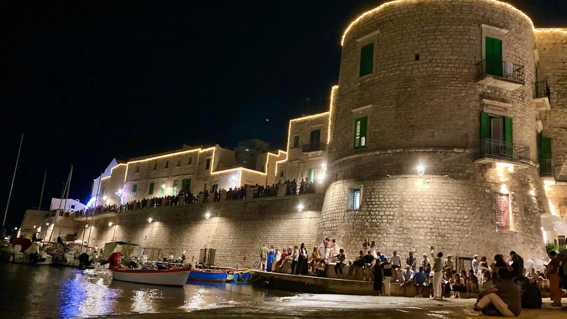 Semper Invictus Apartment - Palazzo Framarino Dei Malatesta - XIV Century Giovinazzo 0*,  Italy